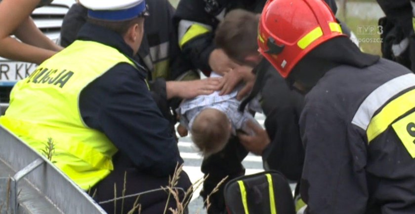 Niezwykła akcja policjantów i strażaków! Ratowali niemowlę pod okiem kamery