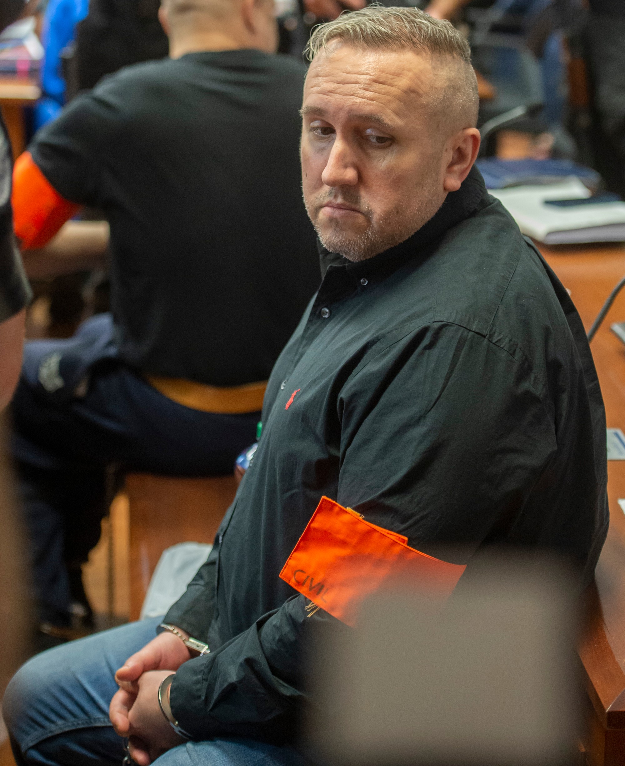 Dušan Kracina sedí pred pojednávaním vo veci prípravy vrážd prokurátorov na Špecializovanom trestnom súde (ŠTS) v Pezinku v pondelok 6. júna 2022.