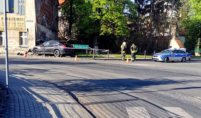 Rozbił kradzione BMW, uciekł, a potem zgłosił się na policję