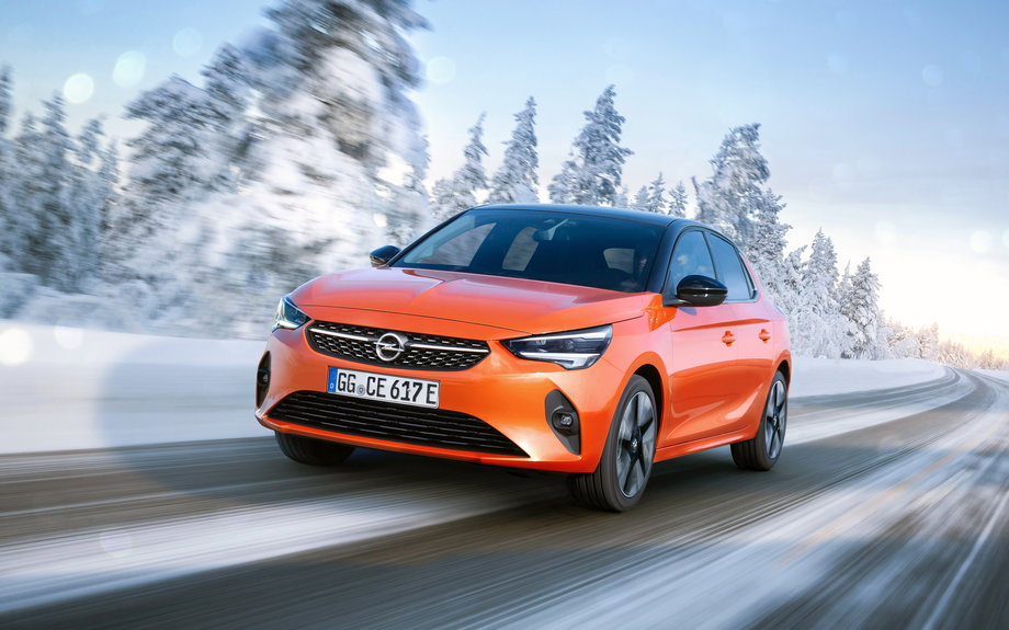 Opel ma w swojej ofercie bliźniaczy do e-208 model, Corsę -e. To auto, które z ceną 124 490 zł również może być rozważane przez dla klientów prywatnych chcących ubiegać się o dopłaty.