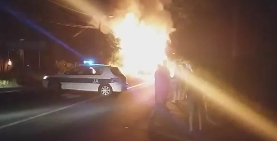 Vatra iz zapaljenog autobusa zahvatila je i okolinu