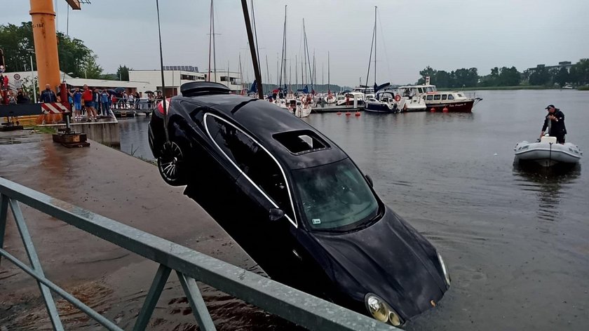 Luksusowe porsche wpadło do jeziora. Kierowca trafił do szpitala