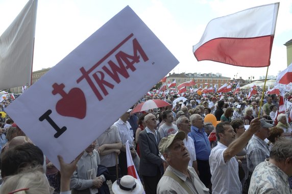 "Fenomen opiera się na lękach Polaków"