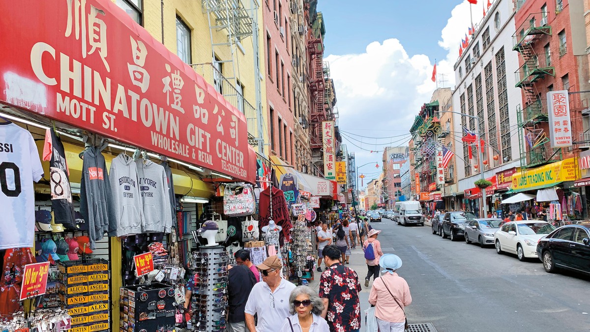 Ulice Chinatown, gdzie za bezcen kupuje się podróbki luksusowych akcesoriów. Stanowią one główne źródło dochodu właścicieli straganów, Nowy Jork, Chinatown, lipiec 2019 r.