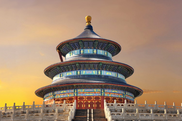 3. miejsce: Świątynia Nieba, także Ołtarz Nieba, Tian Tan – kompleks sakralnych budowli taoistycznych w południowo-wschodniej części centralnego Pekinu, w Chinach. Kompleks był odwiedzany przez cesarzy Chin z dynastii Ming i Qing w czasie corocznych ceremonii, w czasie których modlono się do Nieba o obfite plony rolne. Uważana jest za świątynię taoistyczną, ale chińska wiara w Niebo, popularna szczególnie wśród panujących dynastii, występowała przed powstaniem taoizmu. Cały kompleks został wpisany w 1998 roku na listę światowego dziedzictwa UNESCO.