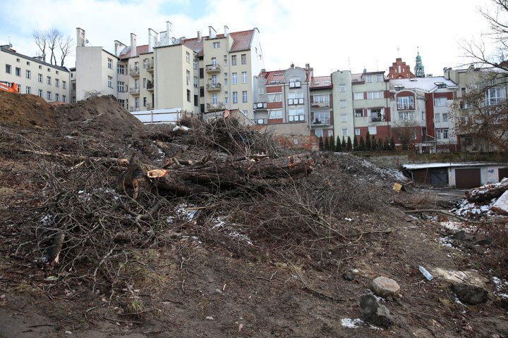 Apartamentowiec między kamienicami w Śródmieściu Olsztyna. Pomimo protestów, ruszyły roboty [ZDJĘCIA]