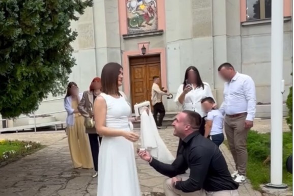 (FOTO) OŽENIO SE BIVŠI ZADRUGAR U istom danu verio izabranicu pred crkvom i stao na ludi kamen