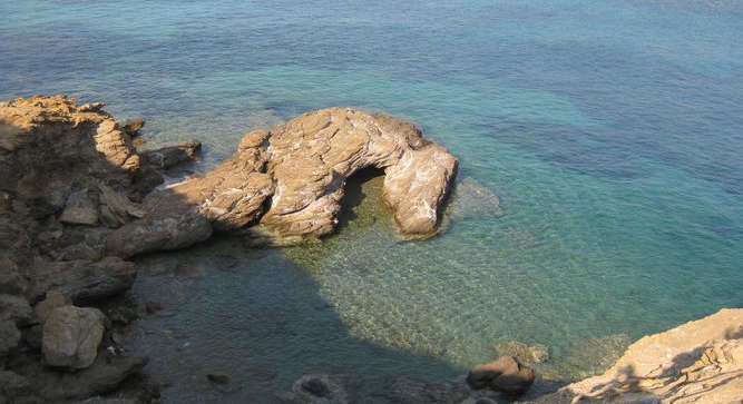 Stroggilo zlokalizowana jest niedaleko popularnych greckich wysp Marathos i Patmos. To niezwykle malownicze miejsce, a bujna zieleń występuje tu niemal przez 12 miesięcy w roku. Choć na Stroggilo brak jest jakiekolwiek infrastruktury, to przy odrobienie chęci na wyspie zapewnić można zdatną do picia wodę oraz energię elektryczną (z wyspy Marathos). Wówczas Stroggilo mogłaby stać się wspaniałym kurortem turystycznym.
<br><br>
(fot. Privateislandsonline.com)