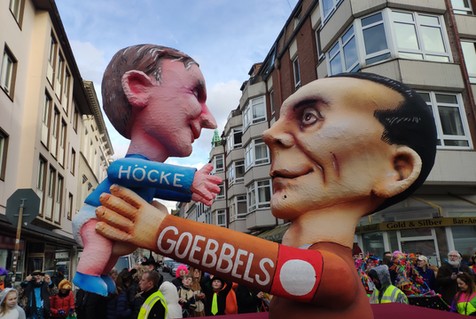 AfD może zdobyć dwa landy. Niemcy pamiętają, od czego zaczynali naziści
