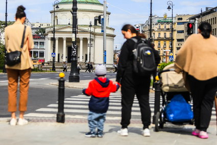 Przy wypłatach wychodzi całe gadanie o "równości". Ekspert: kobiety są karane za macierzyństwo