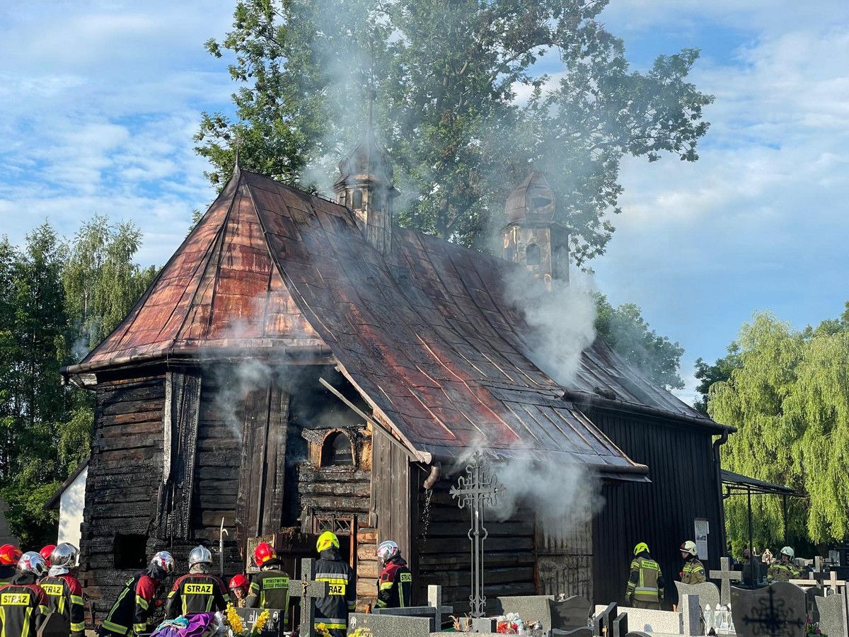 Płonie zabytkowy kościół z 1686 r. Z żywiołem walczy 84 strażaków! [ZDJĘCIA]