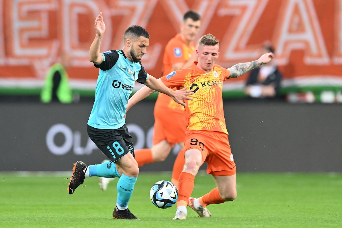 Zawodnik KGHM Zagłębia Lubin Dawid Kurminowski (P) i Daniel Pacheco (L) z Górnika Zabrze podczas meczu 27. kolejki piłkarskiej Ekstraklasy