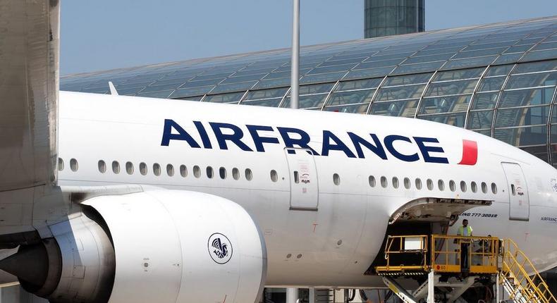 Boeing 777 d'Air France stationné sur le tarmac de l'aéroport Charles de Gaulle à Paris.