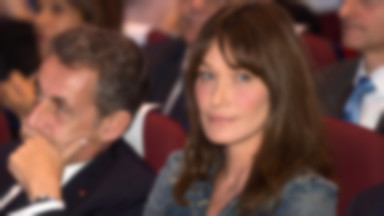 Carla Bruni drwiła z koronawirusa i kaszlała na tłum. Teraz przeprasza