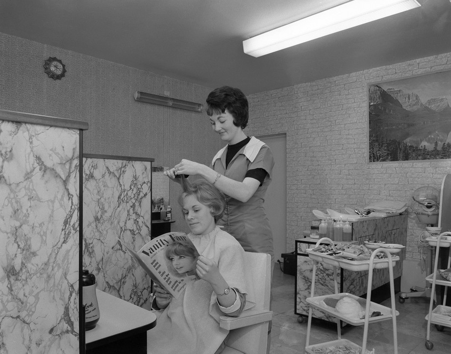 Salony fryzjerskie chętnie sięgały po benzynę! Salon w South Yorkshire [1964 r.]