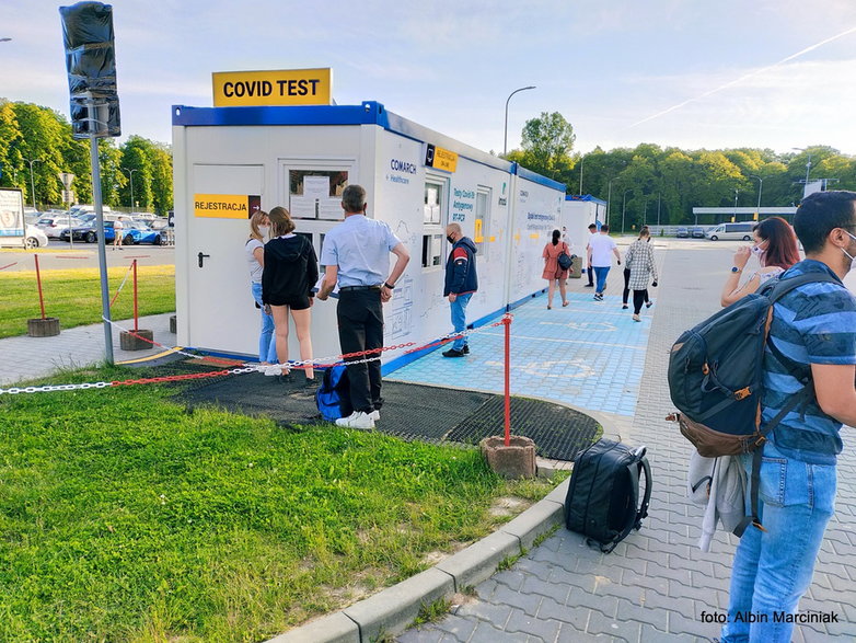 Punkt testów covidowych na krakowskim lotnisku w Balicach