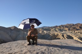 Najpoznatiji INTELEKTUALAC današnjice "IZGLEDA KAO ŽABA", a ZAVEO je 4 lepotice i naterao ih da mu RODE DECU: Jedna je bila MODEL, dve su mlađe od njega 30 GODINA