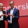 Prof. dr Ivana Stašević Karličić i Ronald Zeliger sa donorskim karticama