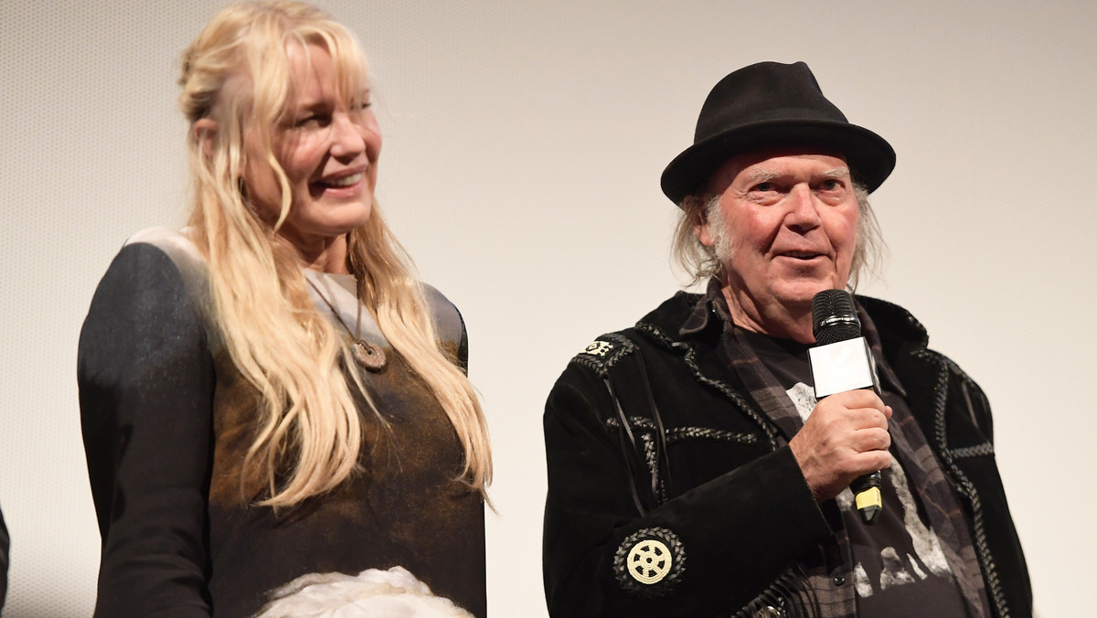 W miniony weekend w Kalifornii hollywoodzka aktorka Daryl Hannah i legendarny muzyk Neil Young zostali małżeństwem. Choć informacji nie potwierdzili jeszcze sami zainteresowani, ceremonię zdaje się potwierdzać wpis gitarzysty Marka Millera.