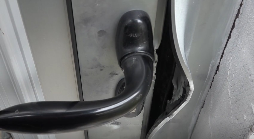 Obijena vrata u kući