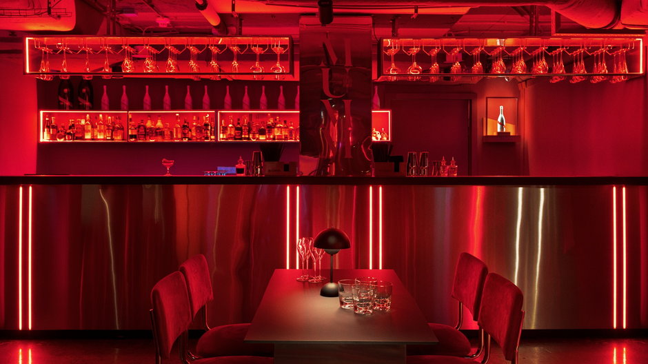 Wnętrza klubu utrzymane są w intensywnym czerwonym kolorze fot.: Tom Kurek © Biuro Kreacja