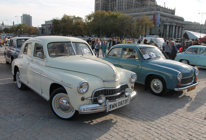 Zlot samochodów Warszawa i Syrena na Placu Defilad w Warszawie