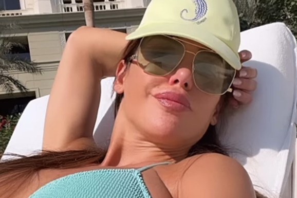 Marina Visković prvi put pokazala dečka milionera, a sad se SKINULA I BAŠKARI SE ZA SVE PARE: U bikiniju sevaju obline, sve joj je potaman (VIDEO)