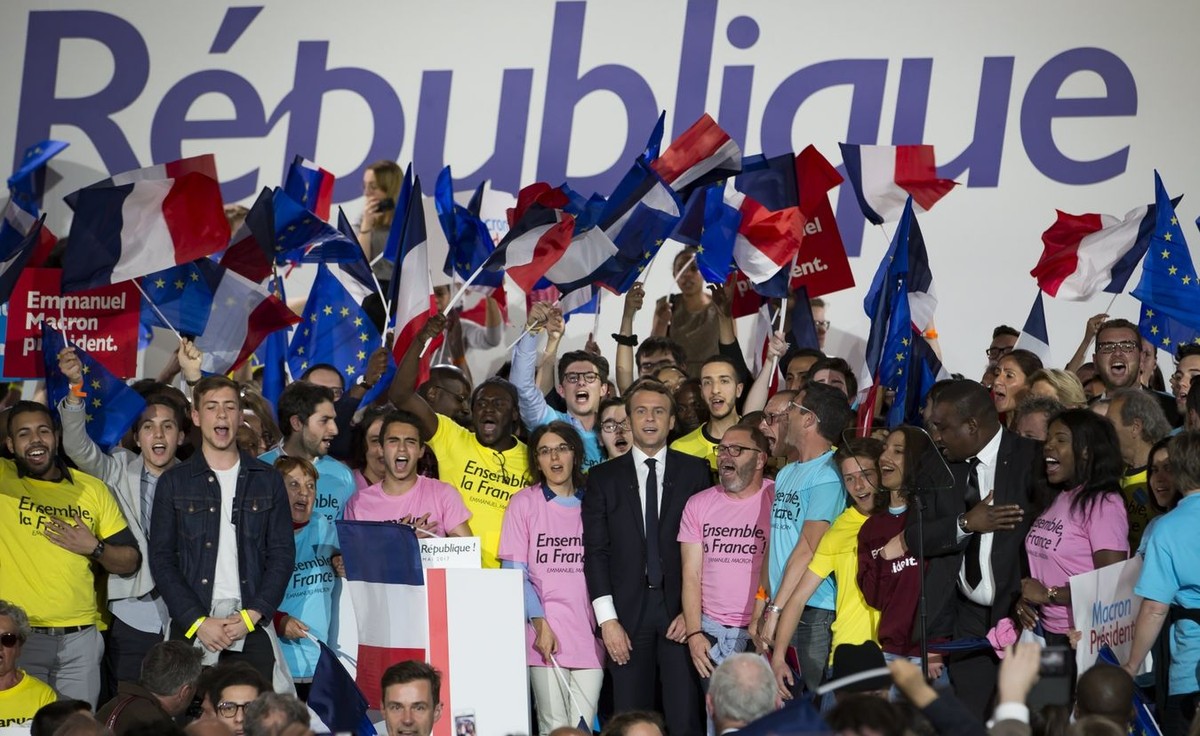 Emmanuel Macron ze swoimi zwolennikami