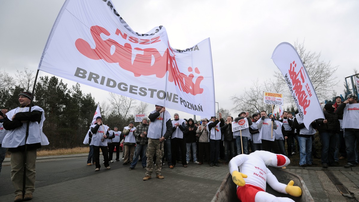 Lepszego dialogu zarządu z załogą domagali się w poniedziałek związkowcy z poznańskiej fabryki Bridgestone. Około sto osób pikietowało wjazd na teren firmy. Pracownicy trzymali transparenty, gwizdali i używali syren alarmowych. Odpalono kilka świec dymnych.