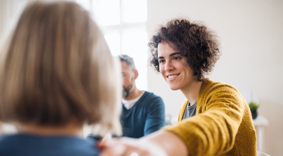 Gdy pomagasz za bardzo, tracisz autonomię. Co to jest syndrom wybawcy? [ROZMOWA]