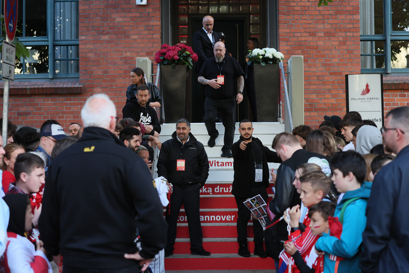 Tłum kibiców powitał Polaków w Niemczech. Lewandowski przed hotelem rozdawał autografy