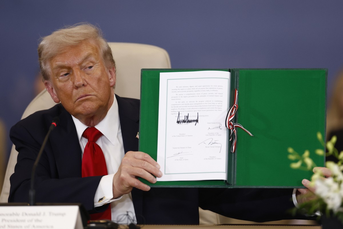 Prezydent USA Donald Trump pokazuje podpisany dokument na Szczycie Pokojowym w Strefie Gazy w Szarm el-Szejk w Egipcie
