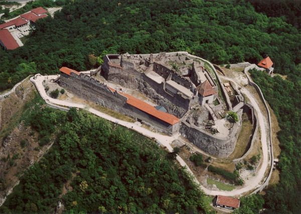 Zamek w Wyszehradzie (fot. Civertan, opublikowano na licencji  Creative Commons Uznanie autorstwa – Na tych samych warunkach 2.5).