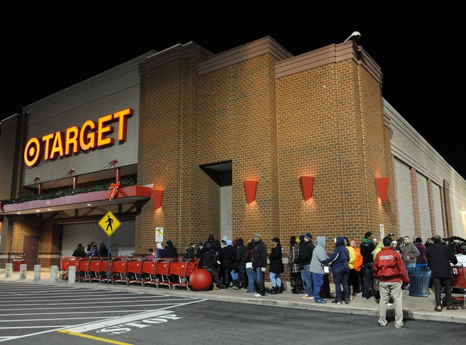 Kolejka klientów przed sklepem w mieście Alexandria