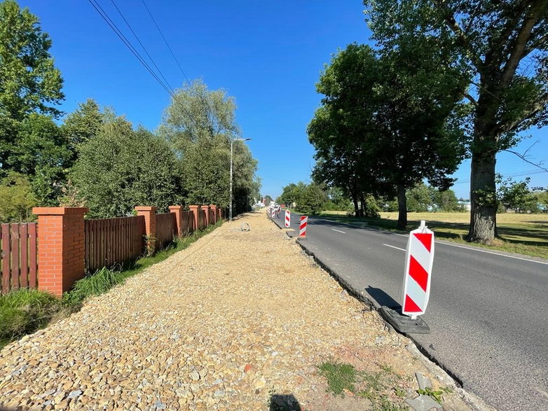 Budowa ścieżki rowerowej - Łąka, ul. Cieszyńska - 05.08.2022 - autor: pless.pl