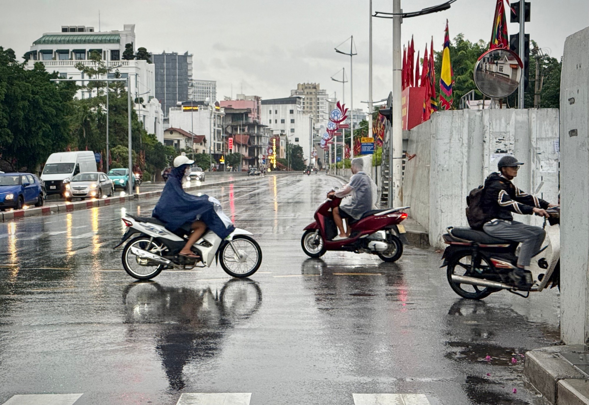 Územie Vietnamu zasiahol tajfún Bualoi.