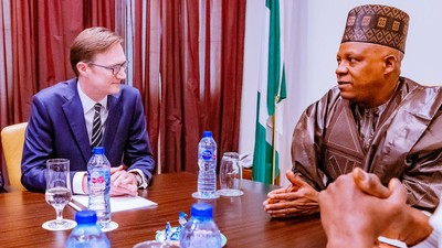 Nigeriás Vice President, Kashim Shettima and the British High Commissioner to Nigeria, Richard Montgomery. [Presidency]