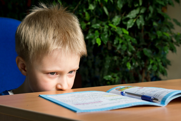 Problemy w szkole dzieci z ADHD prowadzą do braku akceptacji w grupie rówieśniczej, poczucia bycia gorszym, wykluczonym.