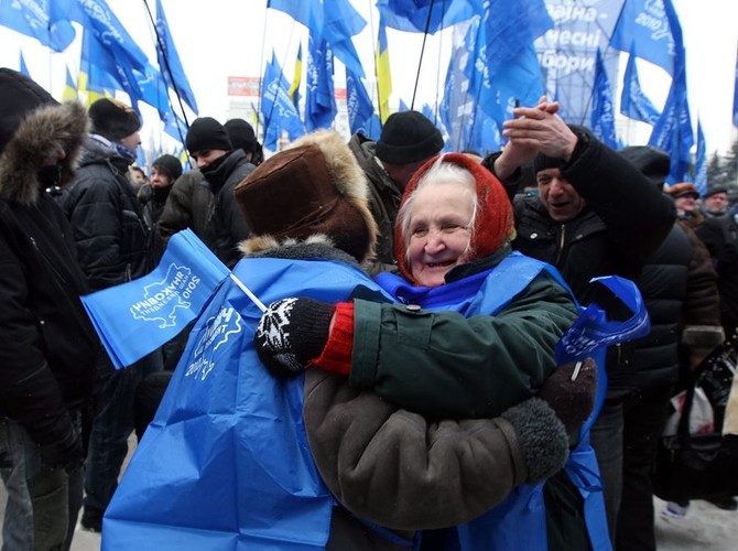 Zwolennicy Wiktora Janukowycza tańczą, czekając na wyniki wyborów prezydenckich, które przypieczętowały upadek 'pomarańczowej rewolucji'