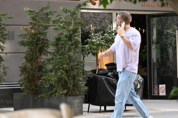 VERIDBA U ATINI NAKON 10 GODINA VEZE, A ONDA STIGLE I SREĆNE VESTI Pevač napravio veliko slavlje zbog prinove, a njega je žena ostavila i udala se za milionera