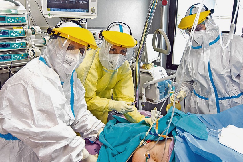 U drugom piku pokazalo se da je većina pacijenata zaražena na nekim skupovima, primećuju lekari