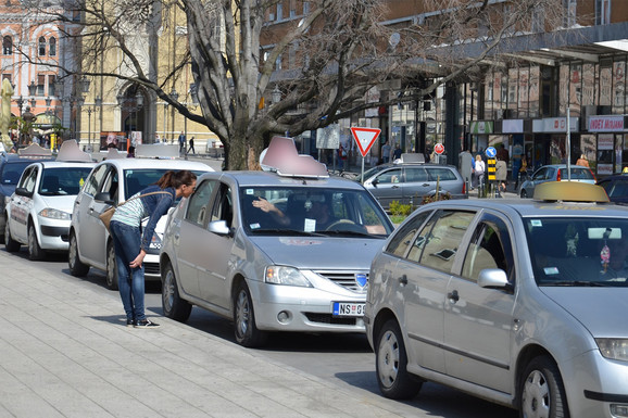 TAKSISTI TRAŽE POSKUPLJENJE USLUGA Novosadska taksi udruženja zahtevaju veću cenu starta, a evo koliko će vas koštati vožnja