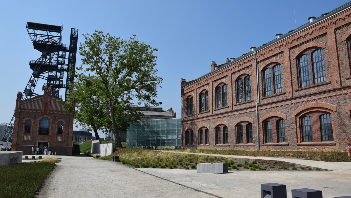 Dyrekcja Muzeum Śląskiego w Katowicach apeluje o wstrzymanie inwestycji mieszkaniowej w sąsiedztwie muzealnego kompleksu. To odpowiedź na plany dewelopera, który zamierza na obrzeżach Strefy Kultury postawić 12-kondygnacyjne bloki. – Jesteśmy głęboko zaniepokojeni przyzwoleniem włodarzy miasta na uruchomienie dużych inwestycji w bezpośrednim sąsiedztwie Muzeum Śląskiego i Strefy Kultury – wskazuje dyrekcja placówki.