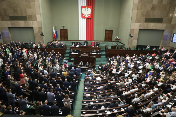Posłowie na sali obrad Sejmu w Warszawie (17.08.2023 r.)