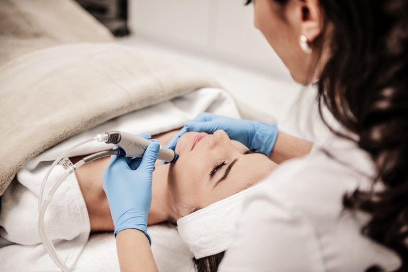 Weil man weniger reisen und ausgehen konnte, haben Schweizerinnen und Schweizer während der Corona-Zeit Geld gespart, das in die eigene Schönheit investiert werden kann.  