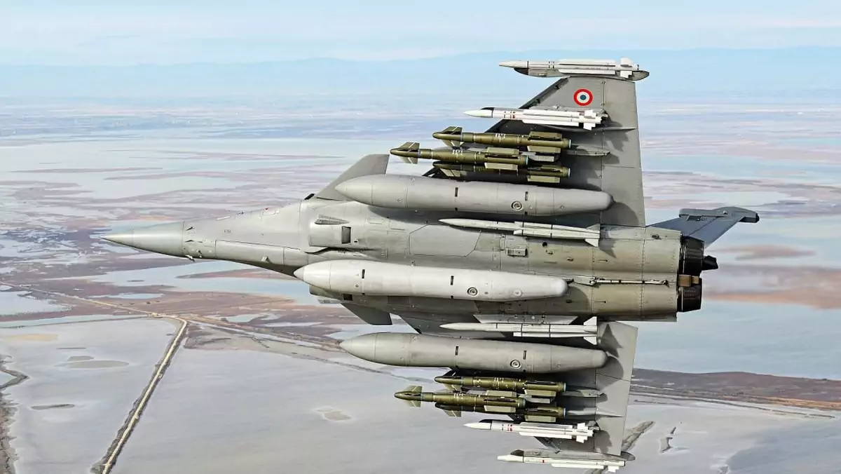 Na zdjęciu myśliwiec Dassault Rafale z podwieszonymi bombami typu HAMMER