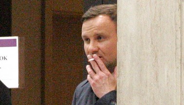 andrzej duda pali papierosy