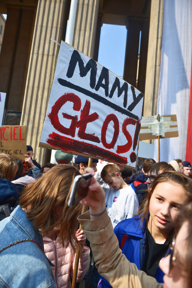 Manifestacja uczniów pod MEN