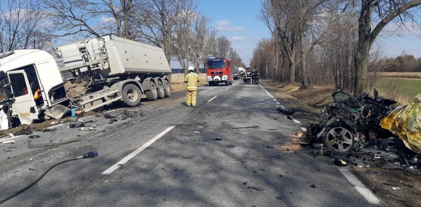 Koszmar na prostej drodze. Z samochodu osobowego została kupka złomu