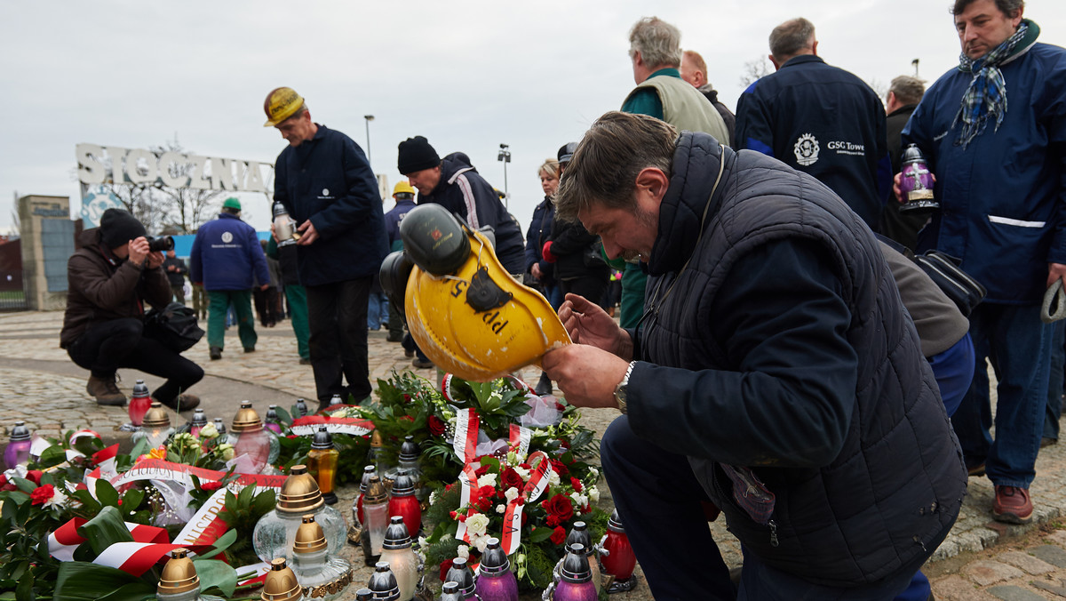 Blisko 30 osób otrzymało dzisiaj w 44. rocznicę Grudnia’70 Krzyże Wolności i Solidarności w sali BHP Stoczni Gdańskiej. Wśród odznaczonych był m.in. prezydent Gdańska Paweł Adamowicz, szef strajku w maju 1988 r. na Uniwersytecie Gdańskim.